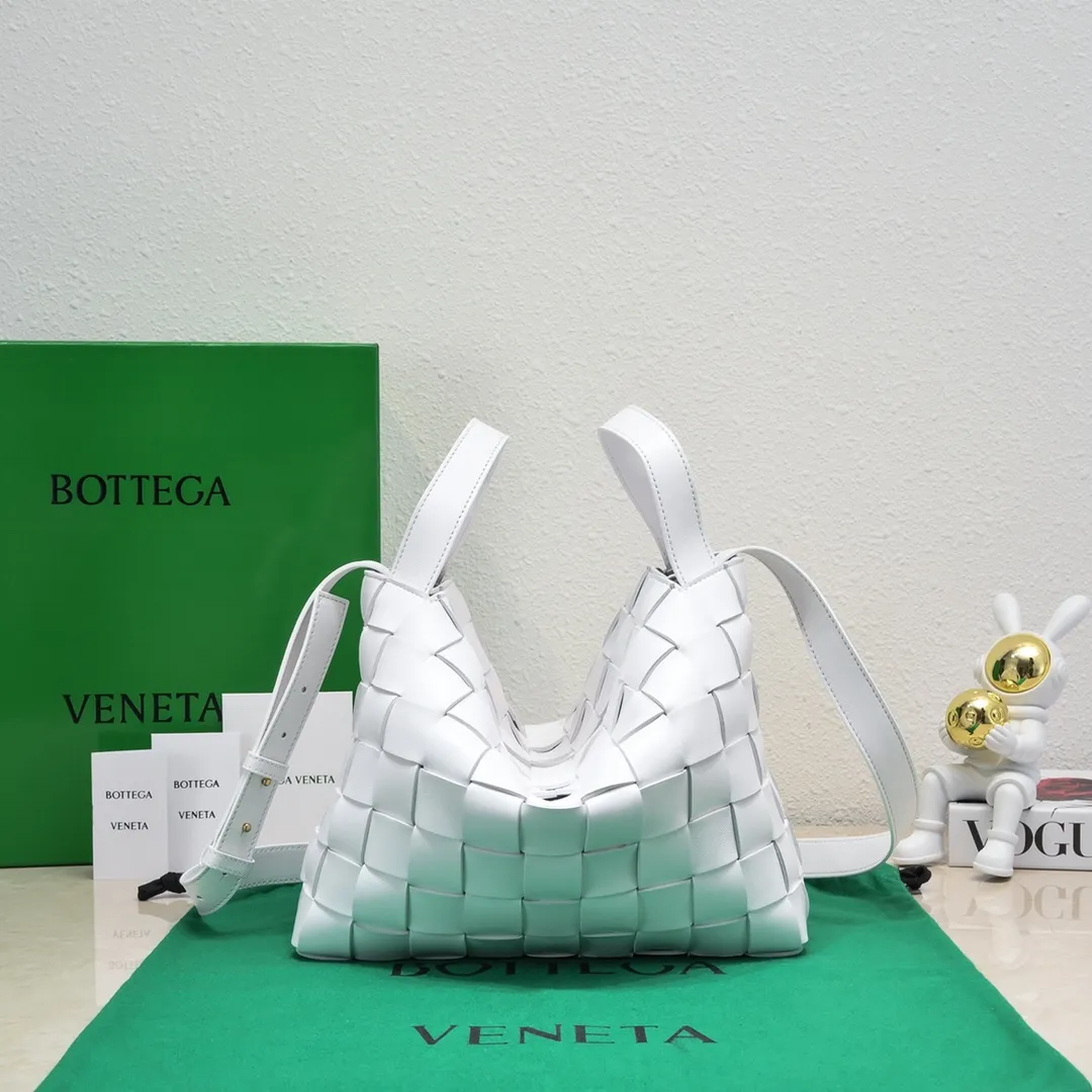 Batch 2600 BottegaVeneta What can be packed in the new bowling bag? Have you got the new bowling bag? Super large capacity ~ The key is low-key, simple and casual style ~ the fashion sense is not reduced at all. It combines BV's classic woven elements and can also be used for computers. The length of the shoulder straps can be adjusted. It is suitable for tall girls to carry. Boys also have a sunny back☀️ Style number: 7466# Size: 28*21*16